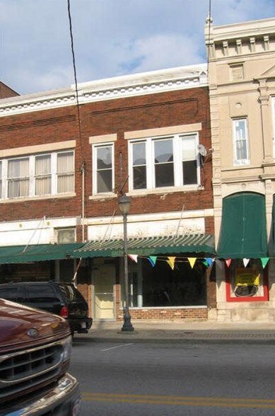 106 S Main St, Salem, IN à vendre - Photo du bâtiment - Image 2 de 3