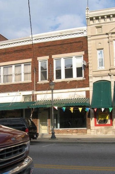 106 S Main St, Salem, IN à vendre - Photo du bâtiment - Image 2 de 3