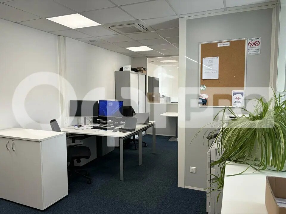 Office in Lyon for sale Building Photo- Image 1 of 11