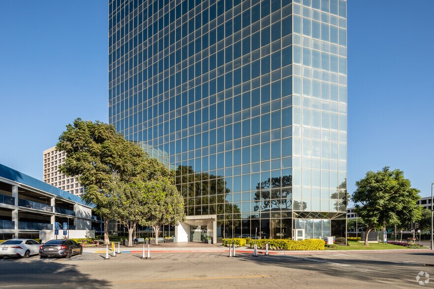 6033 W Century Blvd, Los Angeles, CA à louer - Photo du bâtiment - Image 3 de 4