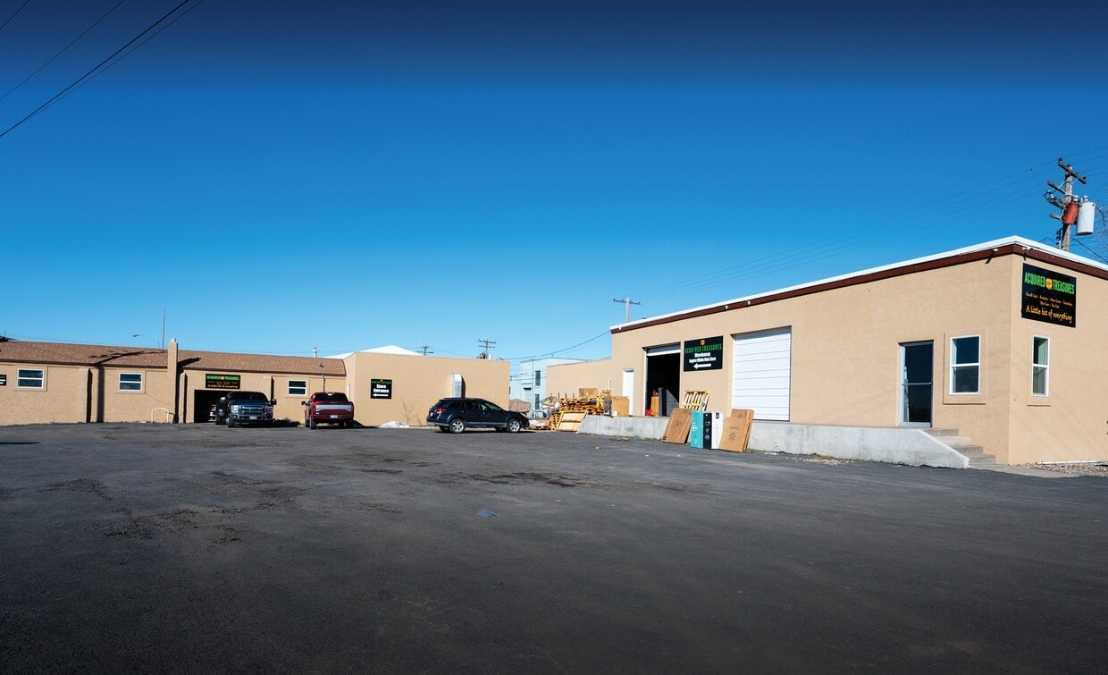 2ND AVE COMMERCIAL FLEX PROPERTIES portfolio of 2 properties for sale on LoopNet.ca Primary Photo- Image 1 of 3