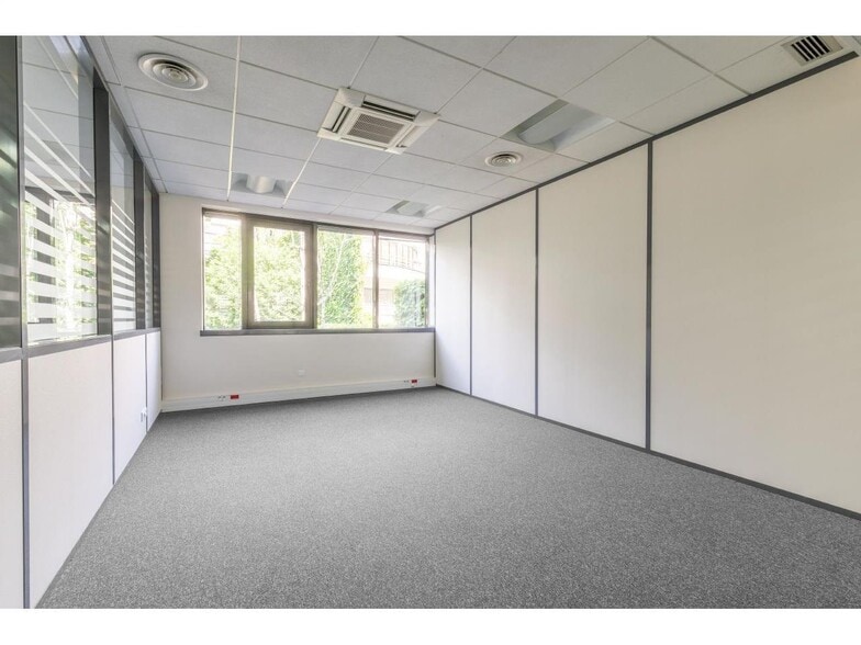 7-9 Rue Auguste Gervais, Issy-les-Moulineaux for lease - Interior Photo - Image 2 of 13