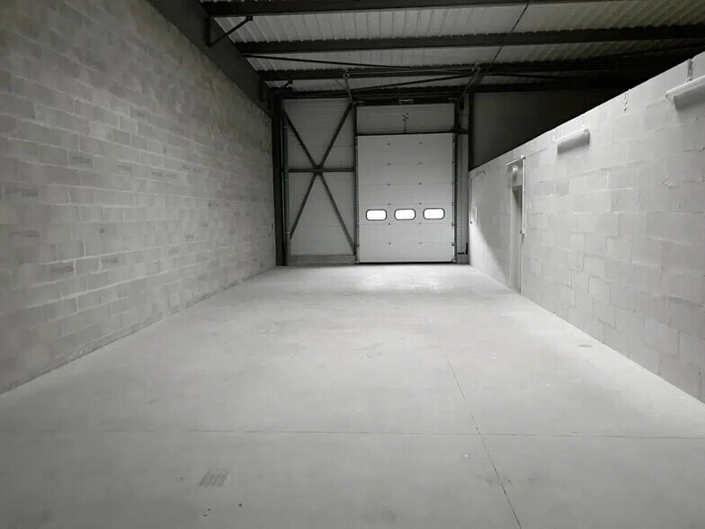 Industrial in Cormontreuil for lease - Interior Photo - Image 2 of 5