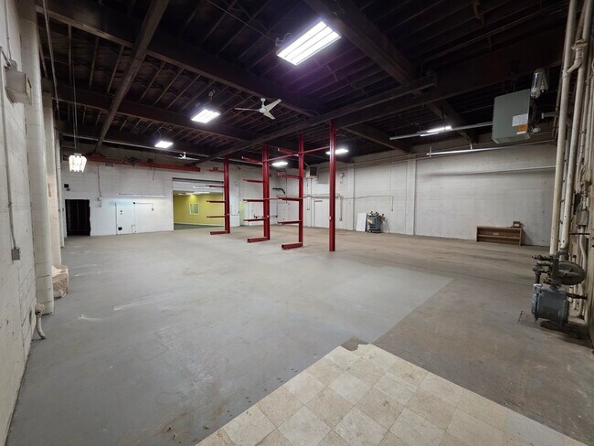 Plus de détails pour 10576-10593 106th St NW, Edmonton, AB - Local d'activités à louer