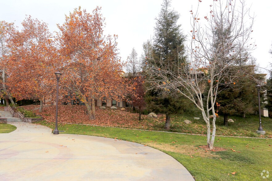 1 Civic Center Dr, La Cañada Flintridge, CA à louer - Photo du bâtiment - Image 2 de 5