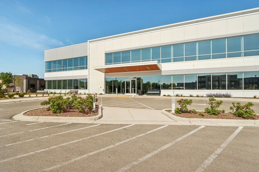 4300 W Layton Ave, Greenfield, WI à louer - Photo du bâtiment - Image 3 de 19