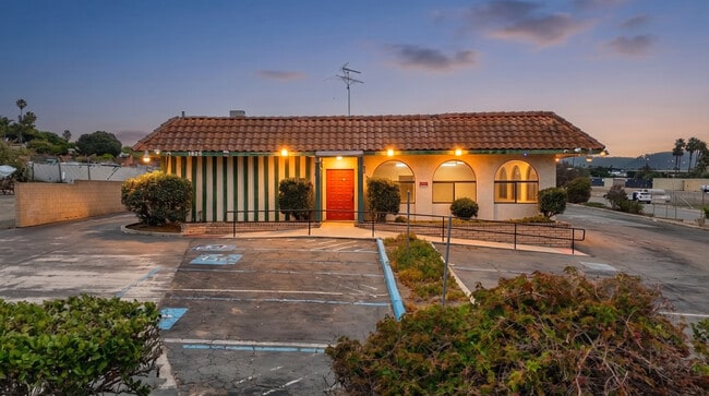 Plus de détails pour 1825 E Vista Way, Vista, CA - Commerce de détail à vendre