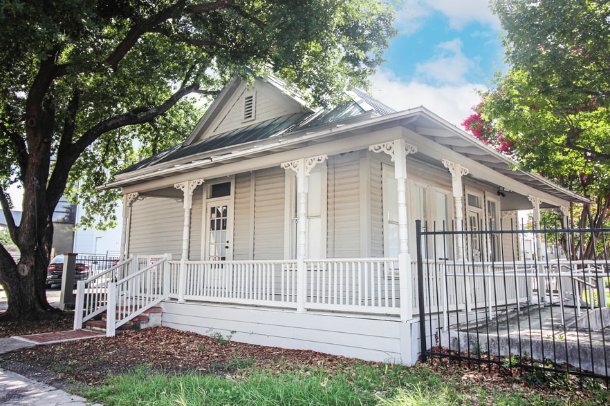 210 Lewis St, San Antonio, TX à vendre - Photo du bâtiment - Image 3 de 8