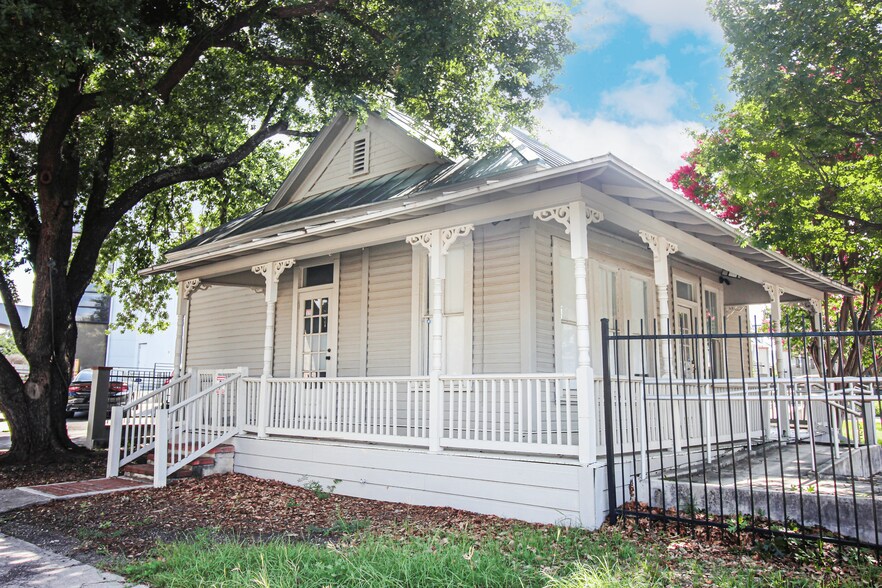 225 W Poplar St, San Antonio, TX à vendre - Photo du bâtiment - Image 3 de 8