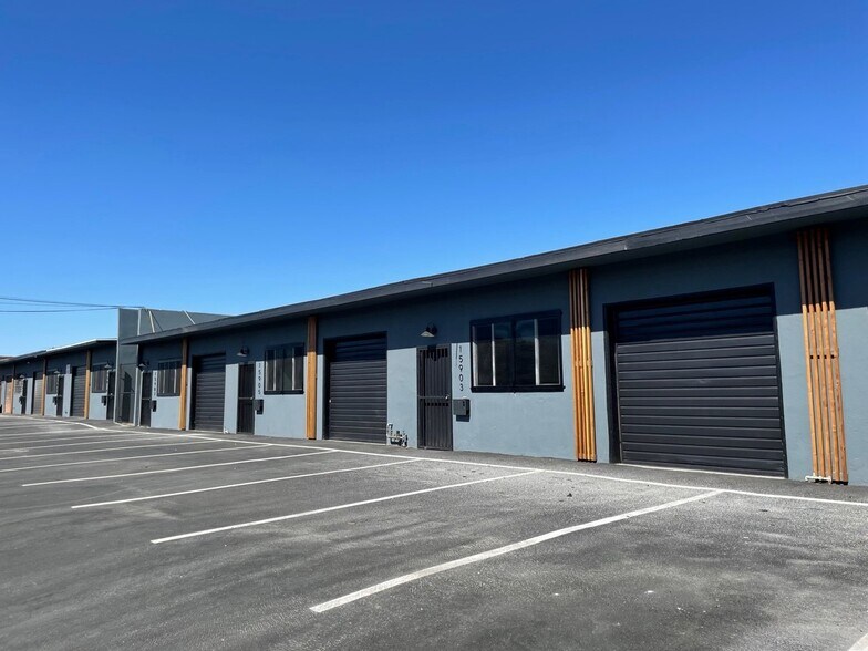 15922 Strathern St, Van Nuys, CA à louer - Photo du bâtiment - Image 1 de 8