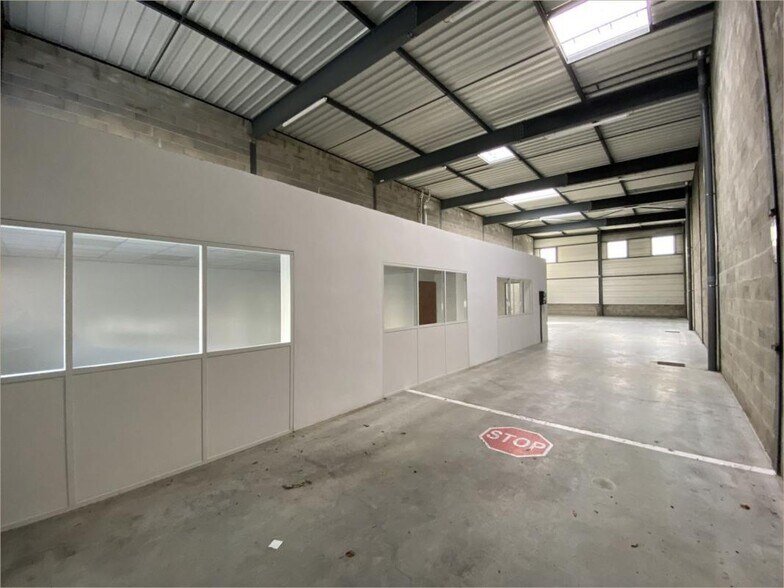 Flex in Saint-Priest for lease - Interior Photo - Image 3 of 5