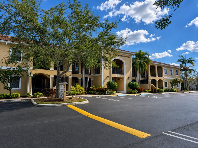 525 NW Lake Whitney Pl, Port Saint Lucie, FL à louer - Photo du bâtiment - Image 1 de 4