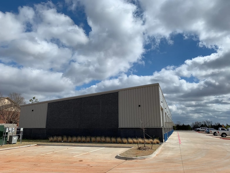 225 Garage Dr, Edmond, OK for lease - Building Photo - Image 3 of 7