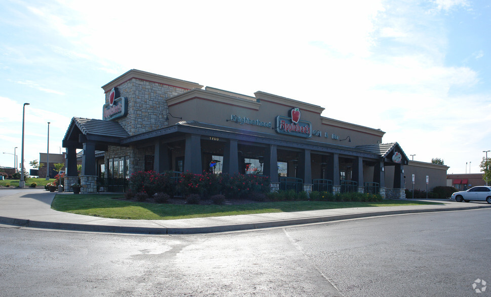 1700 Village West Pky, Kansas City, KS for lease - Building Photo - Image 2 of 4