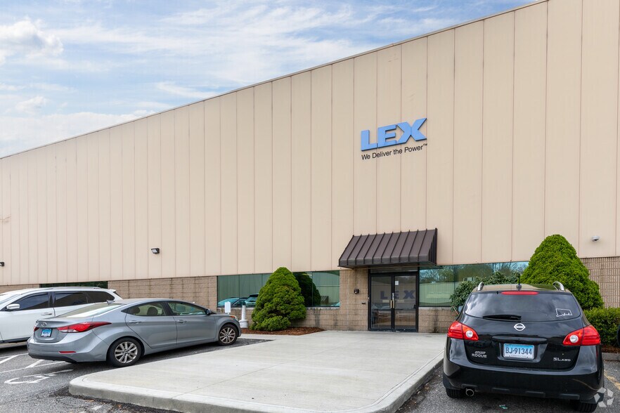 11 Forest Pky, Shelton, CT à louer - Photo du bâtiment - Image 2 de 14