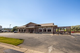 800 W Lyon Ave, Lake City, MN à louer Photo du bâtiment- Image 2 de 35