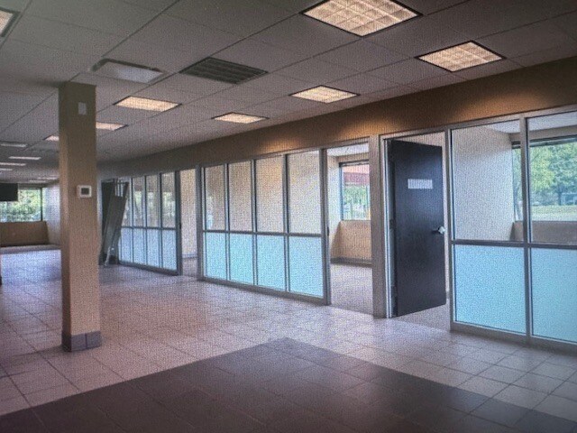 300 Interstate Corporate Cent, Williston, VT for lease - Building Photo - Image 3 of 13