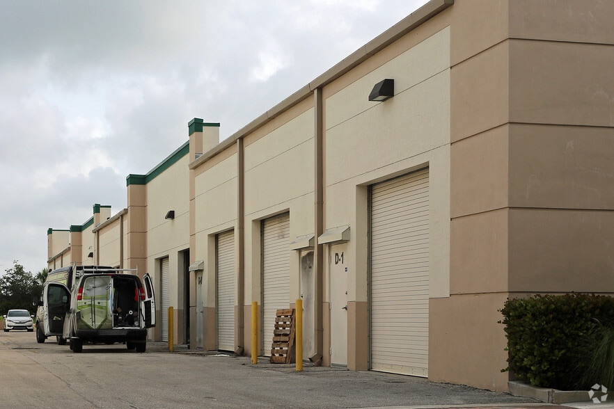 925 S Military Trl, West Palm Beach, FL à louer - Photo du bâtiment - Image 3 de 7