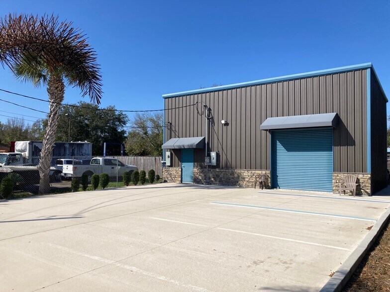 127 SW Irwin Ave, West Melbourne, FL à vendre - Photo du bâtiment - Image 2 de 12