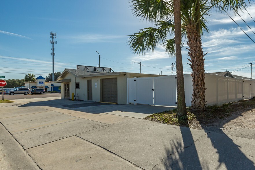 4498 49th St N, Saint Petersburg, FL à vendre - Photo du bâtiment - Image 2 de 22