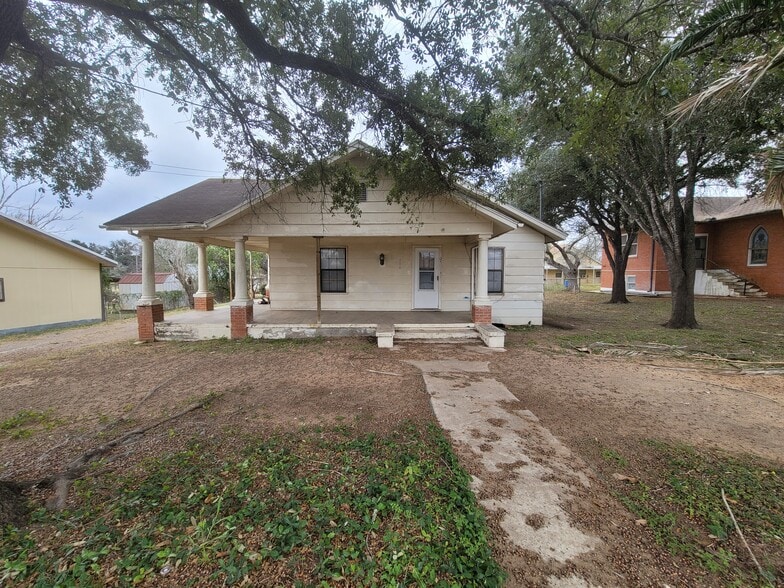 207 W Viggie St, Hebbronville, TX à vendre - Photo du bâtiment - Image 2 de 24