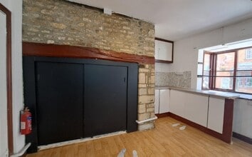 10 Meadow Row, Buckingham for lease Interior Photo- Image 2 of 5