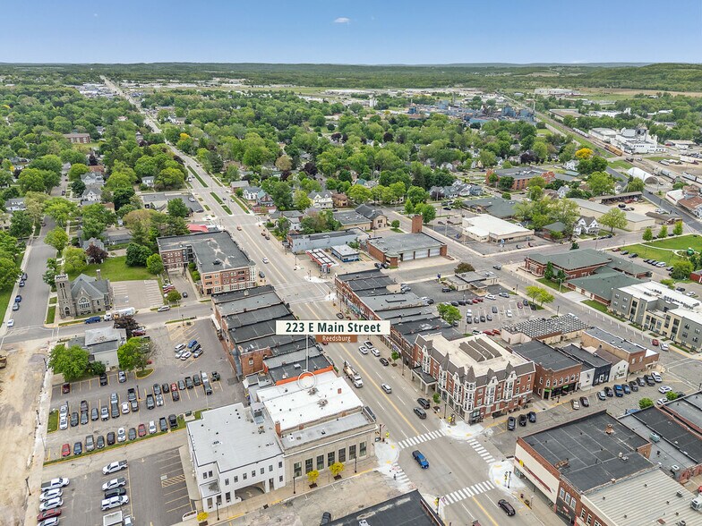 223 E Main St, Reedsburg, WI à vendre - Photo du bâtiment - Image 2 de 47