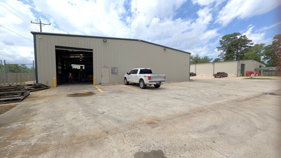 2418 N Frazier St, Conroe, TX à louer - Photo du bâtiment - Image 3 de 10