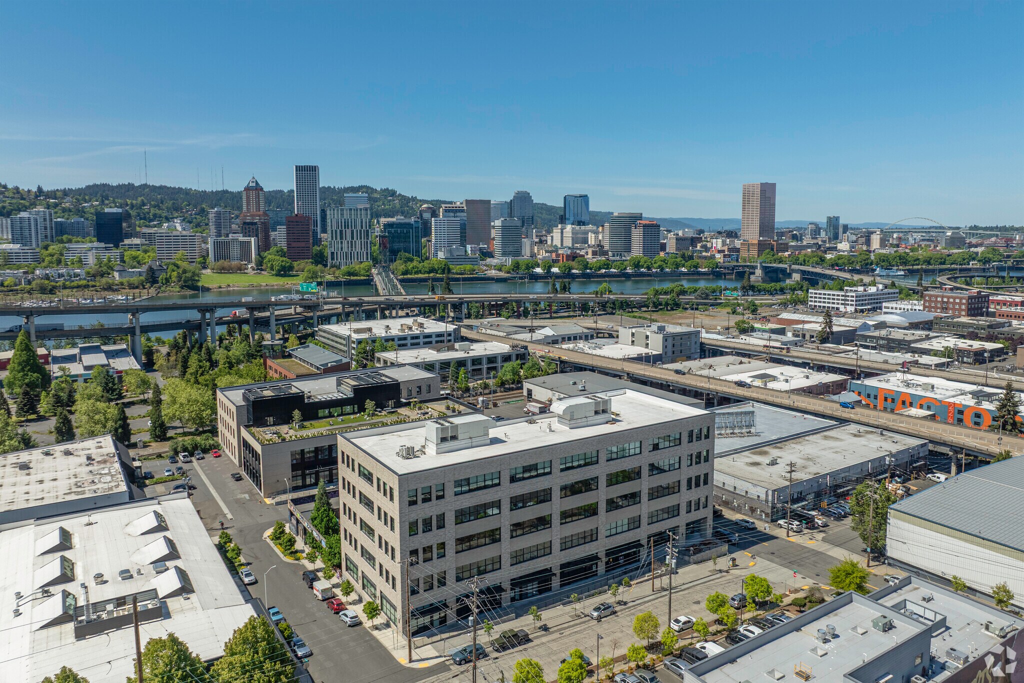 1615 SE 3rd Ave, Portland, OR à louer Photo du bâtiment- Image 1 de 2