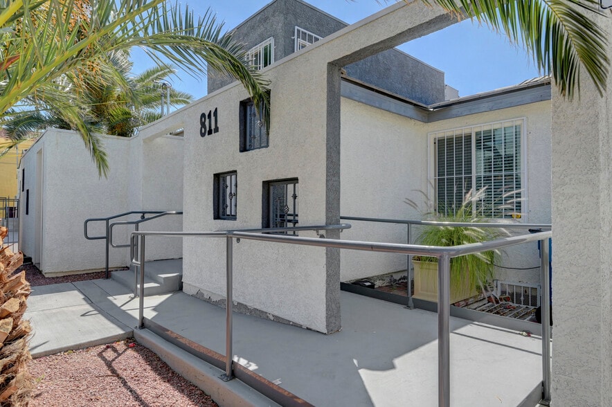 811 S 6th St, Las Vegas, NV à louer - Photo du bâtiment - Image 3 de 16