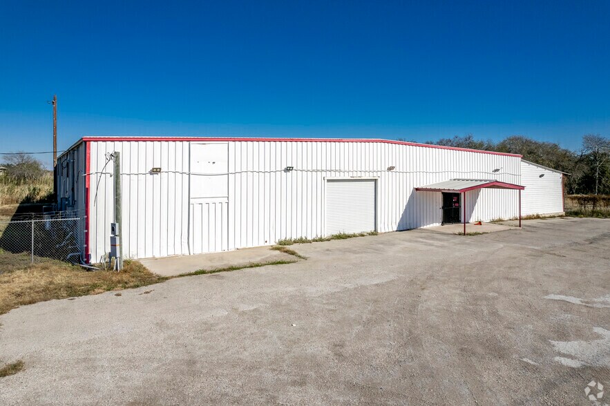1457 S Highway 181, Karnes City, TX à vendre - Photo du bâtiment - Image 1 de 6