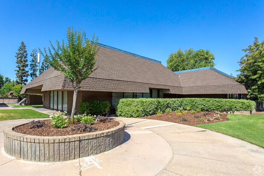 2350 W Shaw Ave, Fresno, CA à louer - Photo du bâtiment - Image 2 de 8