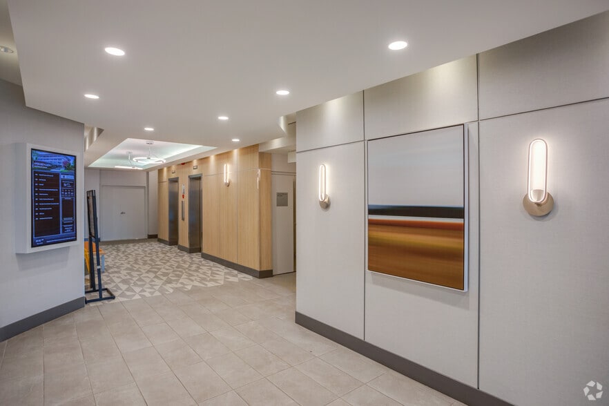 6400 Roberts St, Burnaby, BC for lease - Interior Photo - Image 2 of 7