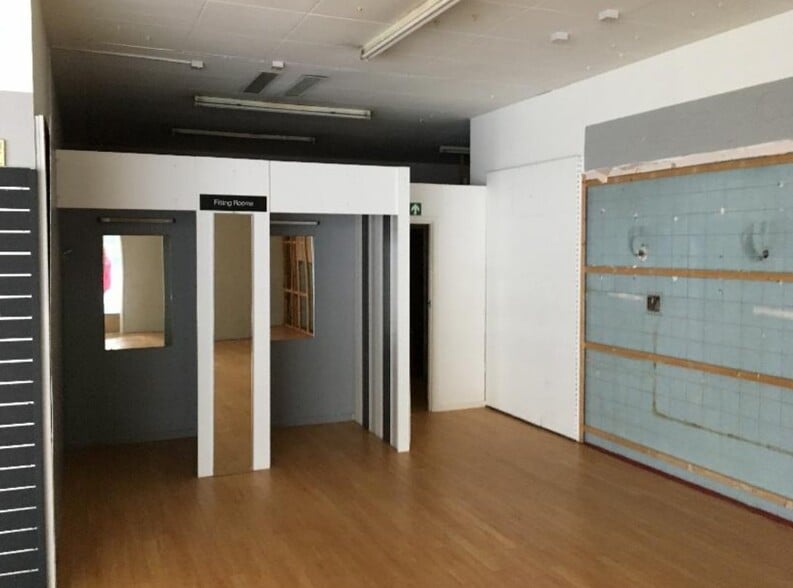 141 London Rd N, Lowestoft for sale - Interior Photo - Image 2 of 5