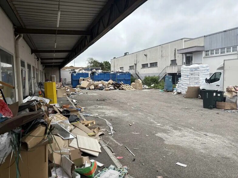 Bureau dans Vaulx-en-Velin à louer - Photo du bâtiment - Image 2 de 11