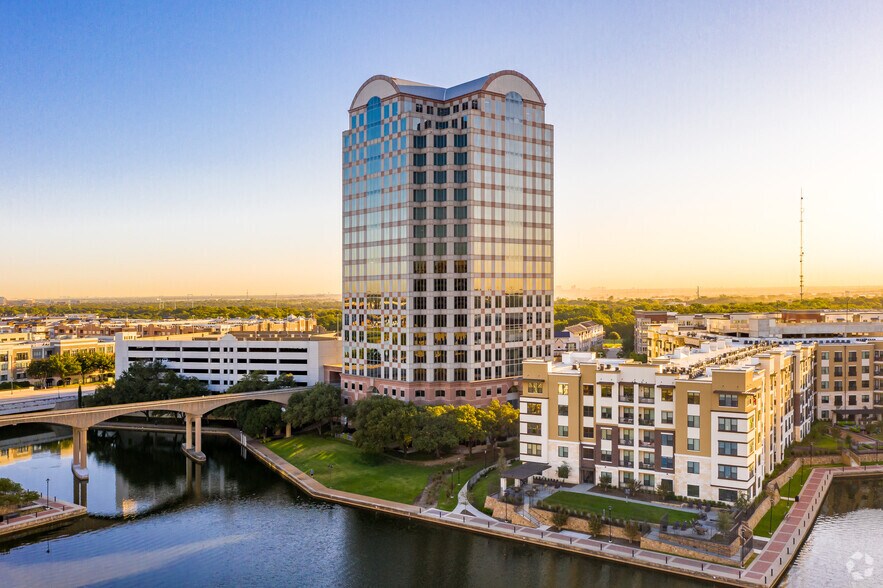 909 Lake Carolyn Pky, Irving, TX à louer - Photo du bâtiment - Image 1 de 7