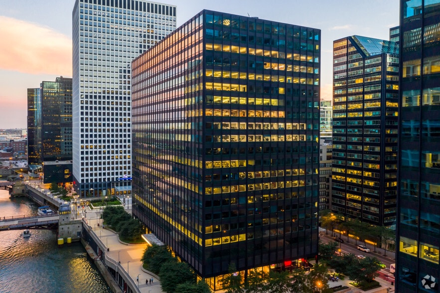 120 S Riverside Plz, Chicago, IL à louer - Photo du bâtiment - Image 3 de 25