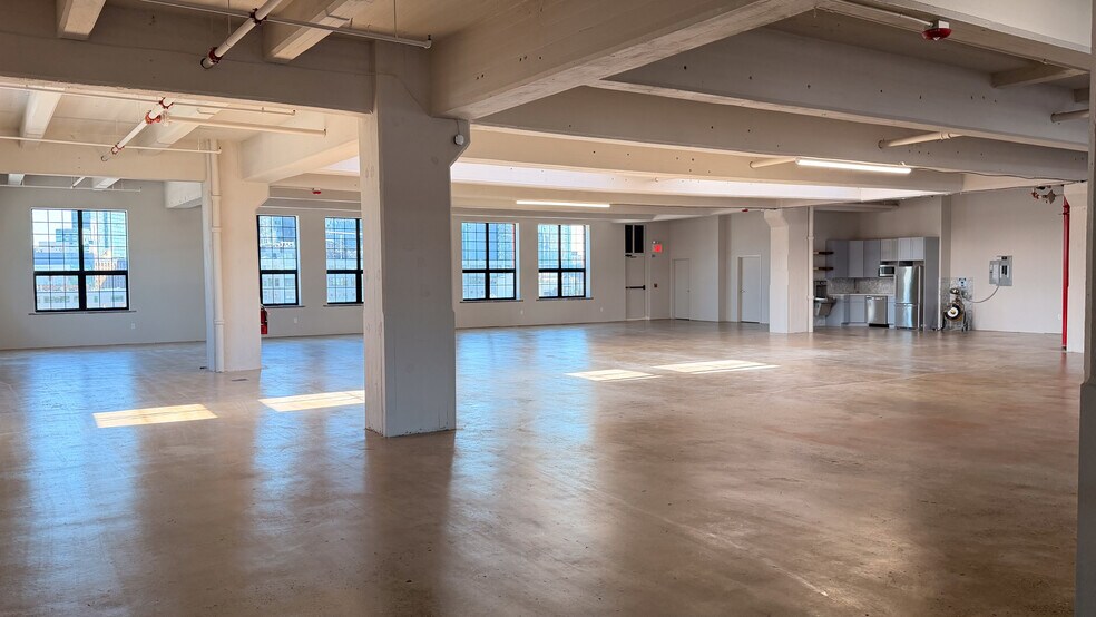 42-45 12th St, Long Island City, NY à louer - Photo du bâtiment - Image 3 de 12