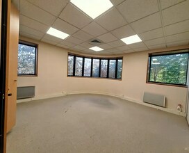 10 Allée Hendrik Lorentz, Champs-sur-Marne for lease Interior Photo- Image 2 of 4