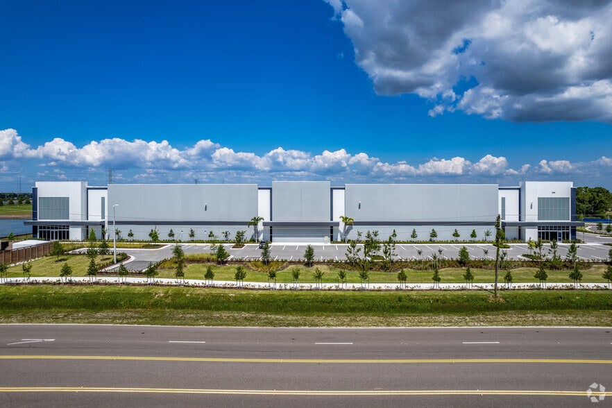 2799 Gateway Centre Pky, Saint Petersburg, FL for lease - Building Photo - Image 3 of 6