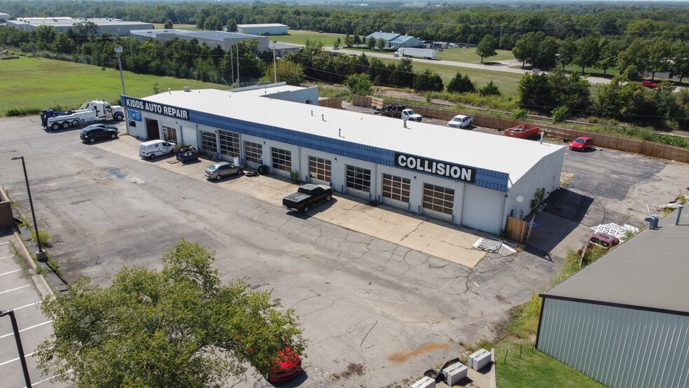 DEALERSHIP & 16-BAY SHOP portfolio of 2 properties for sale on LoopNet.ca - Building Photo - Image 3 of 7