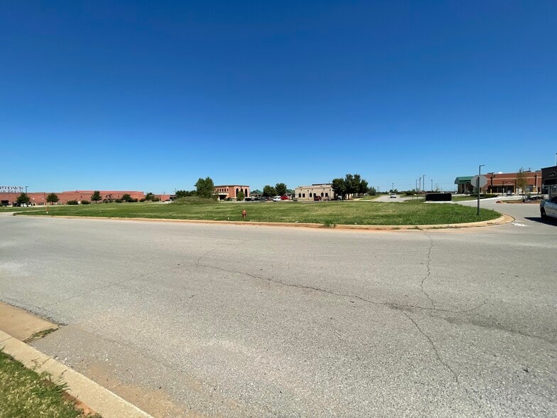 1032 W Covell Rd, Edmond, OK for sale - Building Photo - Image 3 of 4