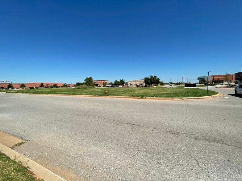 1032 W Covell Rd, Edmond, OK à vendre - Photo du bâtiment - Image 3 de 4