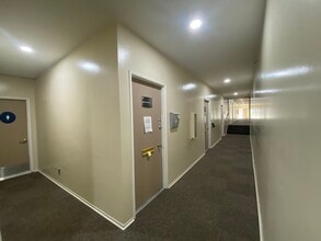 2100 N Sepulveda Blvd, Manhattan Beach, CA for lease Lobby- Image 2 of 6