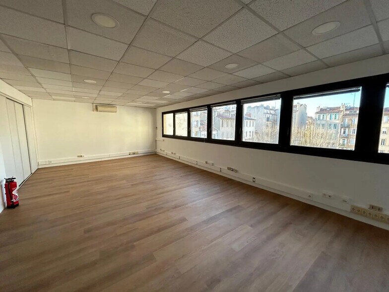 Office in Marseille for lease - Interior Photo - Image 3 of 8