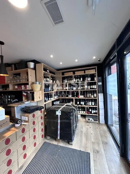 Commerce de détail dans Francheville à louer - Photo intérieure - Image 1 de 6