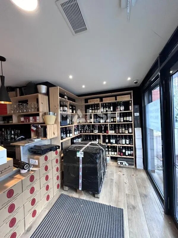 Retail in Francheville for lease Interior Photo- Image 1 of 7