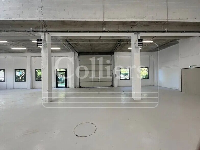 Office in Vitrolles for lease - Interior Photo - Image 2 of 9