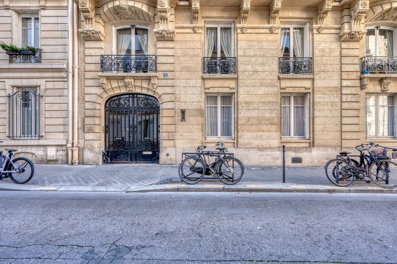 Paris, PAR 75016 - Unit 1 - - Interior Photo - Image 1 of 14