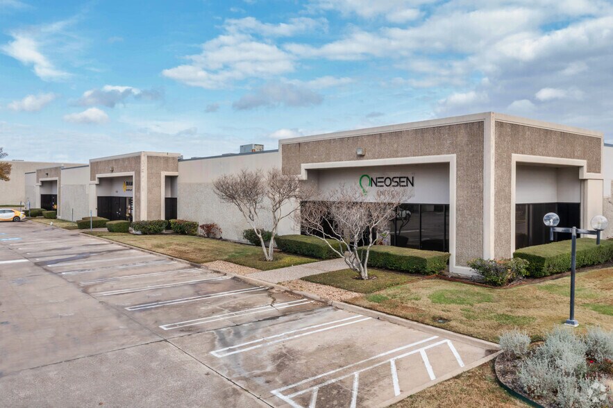 2553 Summit Ave, Plano, TX à louer - Photo du bâtiment - Image 1 de 5